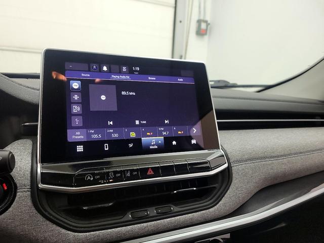 Photo of 2022 White Jeep Compass