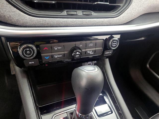 Photo of 2022 White Jeep Compass