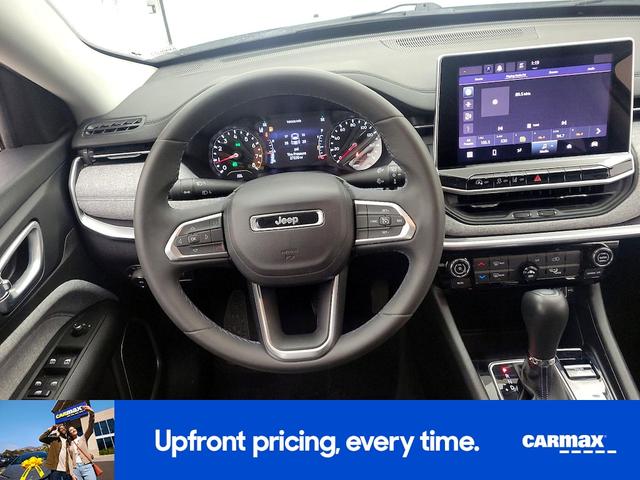 Photo of 2022 White Jeep Compass