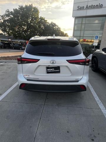 Photo of 2022 Wind Chill Pearl Toyota Highlander