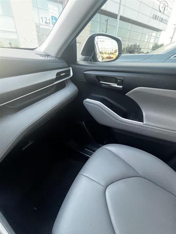 Photo of 2022 Wind Chill Pearl Toyota Highlander