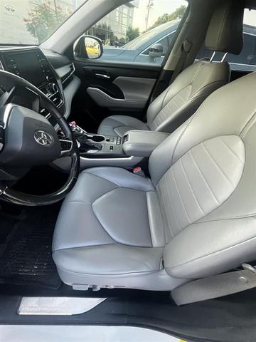 Photo of 2022 Wind Chill Pearl Toyota Highlander