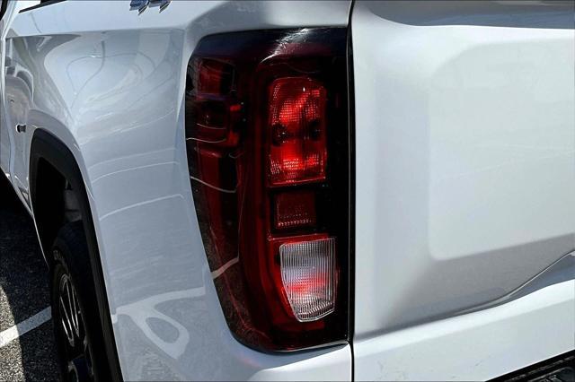 Photo of 2024 Summit White GMC Sierra 1500