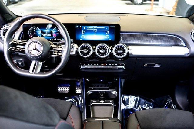 Photo of 2025 Polar White Mercedes-Benz GLB 250