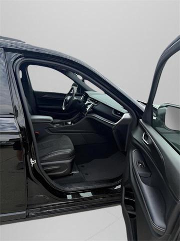 Photo of 2024 Diamond Black Crystal Pearlcoat Jeep Grand Cherokee L