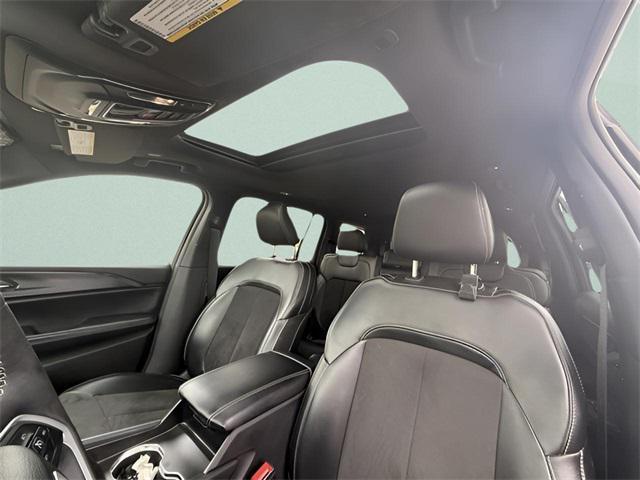 Photo of 2024 Diamond Black Crystal Pearlcoat Jeep Grand Cherokee L