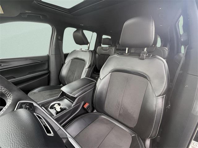 Photo of 2024 Diamond Black Crystal Pearlcoat Jeep Grand Cherokee L