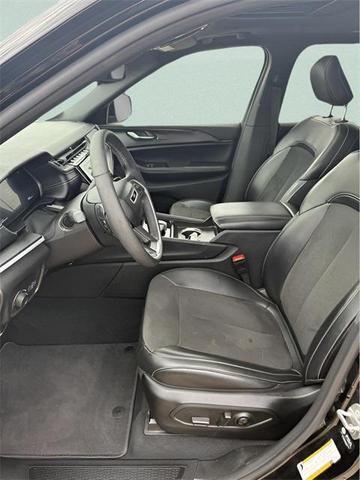 Photo of 2024 Diamond Black Crystal Pearlcoat Jeep Grand Cherokee L