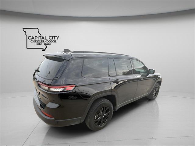 Photo of 2024 Diamond Black Crystal Pearlcoat Jeep Grand Cherokee L
