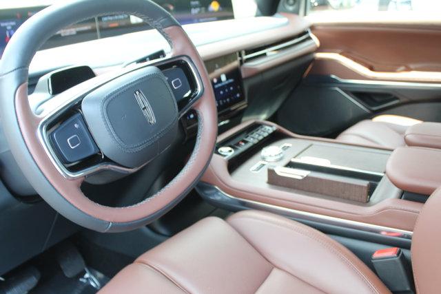 Photo of 2025 Starlight Gray Premium Colorant Lincoln Navigator