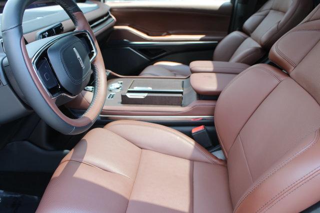 Photo of 2025 Starlight Gray Premium Colorant Lincoln Navigator