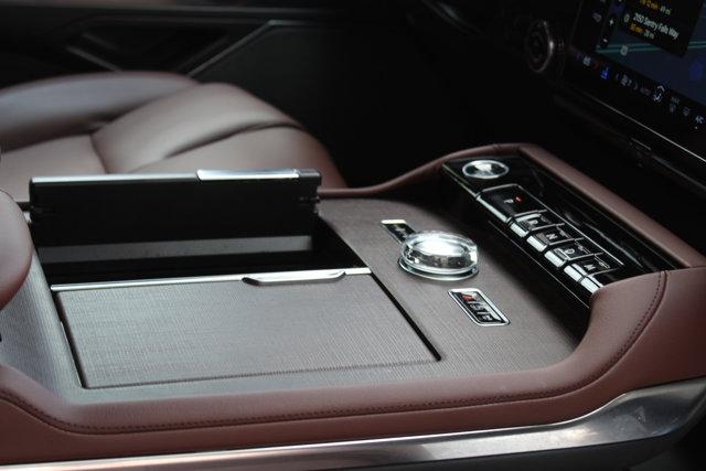 Photo of 2025 Starlight Gray Premium Colorant Lincoln Navigator