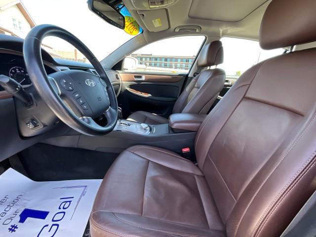 Photo of 2013 WHITE Hyundai Genesis