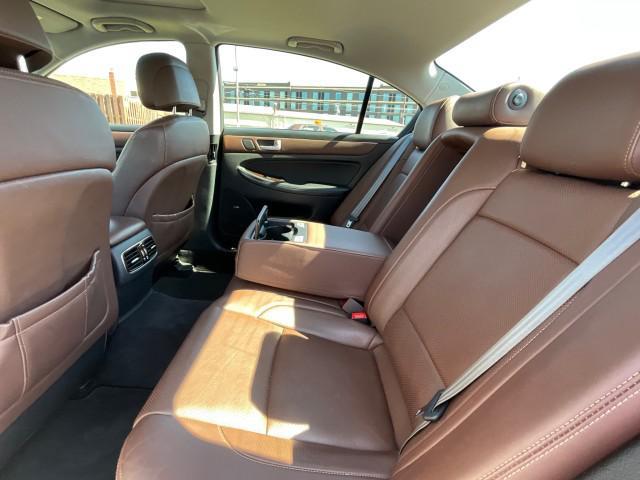Photo of 2013 WHITE Hyundai Genesis