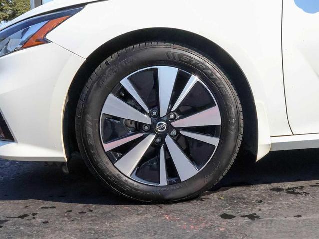 Photo of 2021 Pearl White Tricoat Nissan Altima