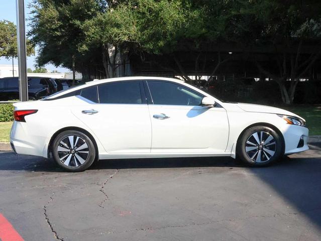 Photo of 2021 Pearl White Tricoat Nissan Altima