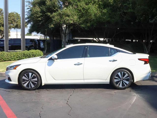 Photo of 2021 Pearl White Tricoat Nissan Altima