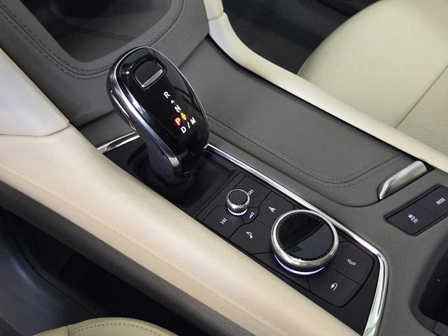 Photo of 2025 Crystal White Tricoat Cadillac XT6