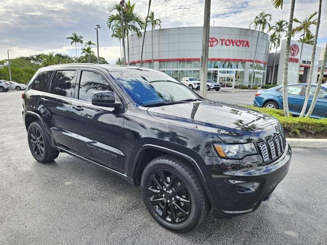 Photo of 2019 Diamond Black Crystal Pearlcoat Jeep Grand Cherokee