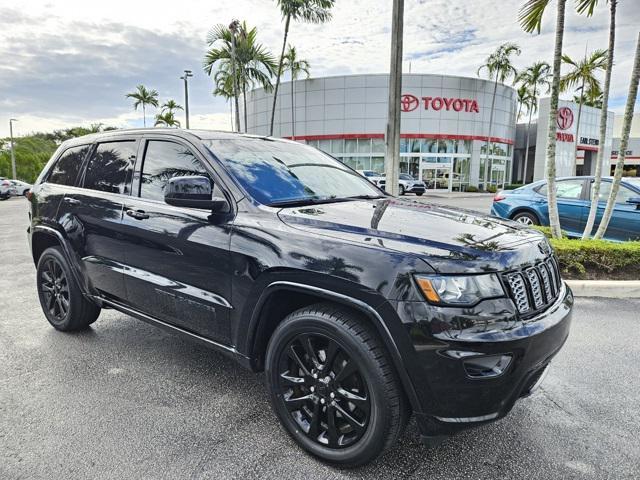 Photo of 2019 Diamond Black Crystal Pearlcoat Jeep Grand Cherokee