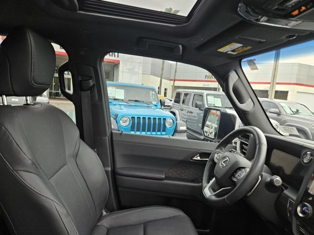 Photo of 2024 Eminent White Pearl Lexus GX 550