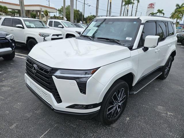 Photo of 2024 Eminent White Pearl Lexus GX 550