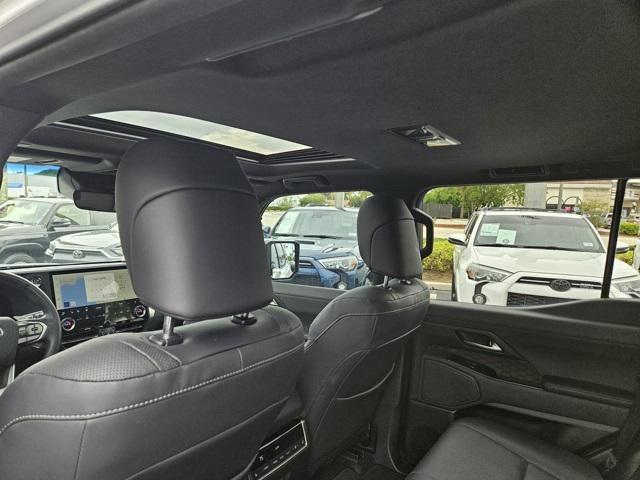 Photo of 2024 Eminent White Pearl Lexus GX 550