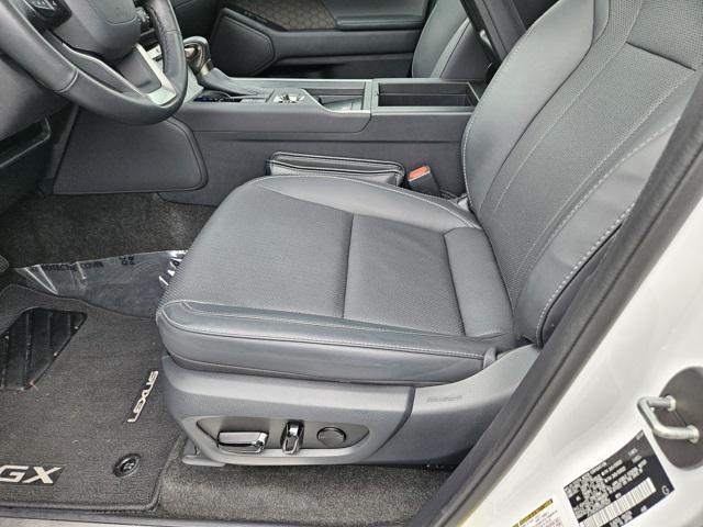Photo of 2024 Eminent White Pearl Lexus GX 550