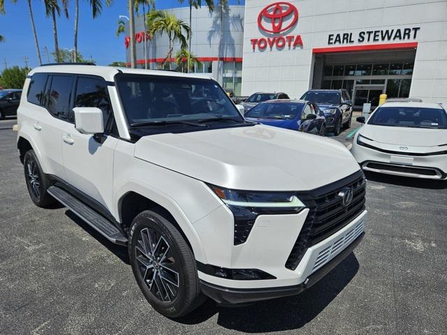 Photo of 2024 Eminent White Pearl Lexus GX 550
