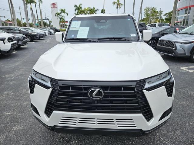 Photo of 2024 Eminent White Pearl Lexus GX 550