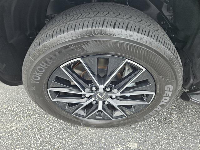 Photo of 2024 Eminent White Pearl Lexus GX 550