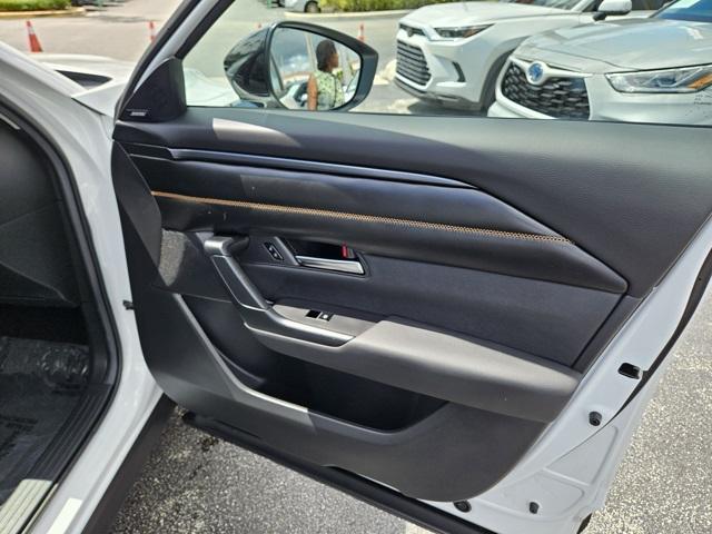 Photo of 2025 wind chill pearl Mazda CX-50 Hybrid