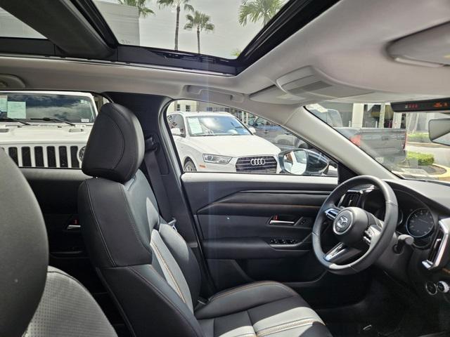 Photo of 2025 wind chill pearl Mazda CX-50 Hybrid