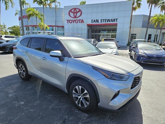 Photo of 2023 Celestial Silver Metallic Toyota Highlander