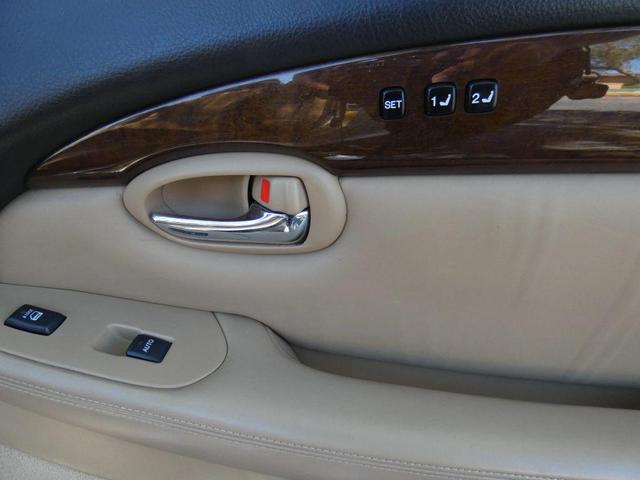 Photo of 2008 Gold Lexus SC 430
