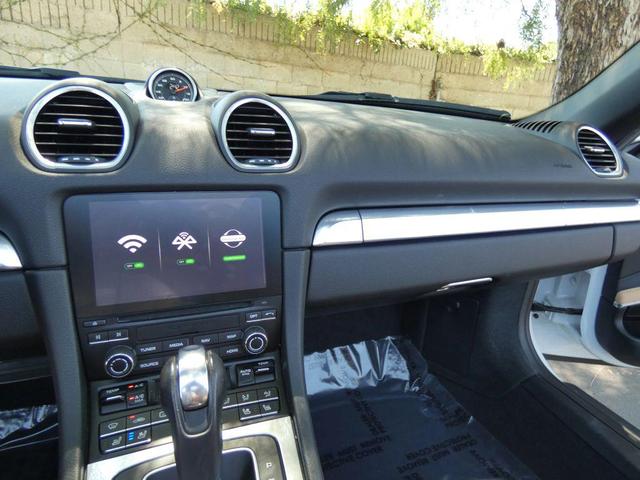 Photo of 2019 White Porsche 718 Boxster