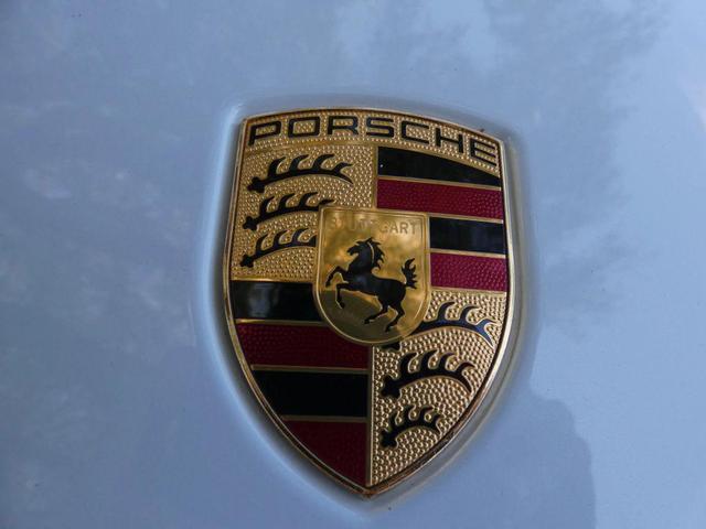 Photo of 2019 White Porsche 718 Boxster