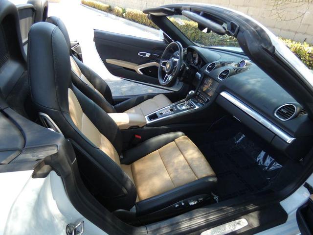 Photo of 2019 White Porsche 718 Boxster