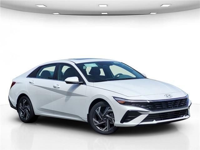 Photo of 2025 White Hyundai ELANTRA