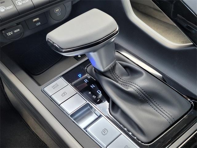 Photo of 2025 White Hyundai ELANTRA