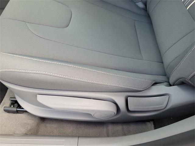 Photo of 2025 White Hyundai ELANTRA