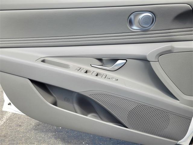 Photo of 2025 White Hyundai ELANTRA