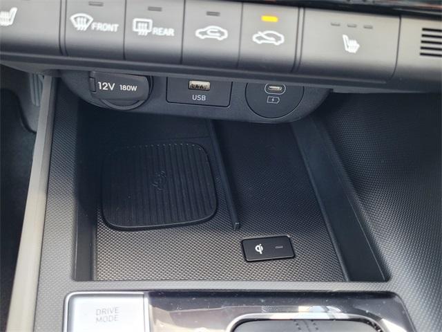 Photo of 2025 White Hyundai ELANTRA