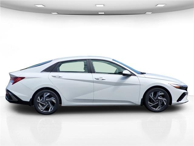 Photo of 2025 White Hyundai ELANTRA