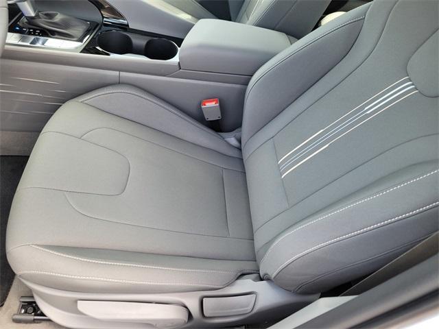 Photo of 2025 White Hyundai ELANTRA