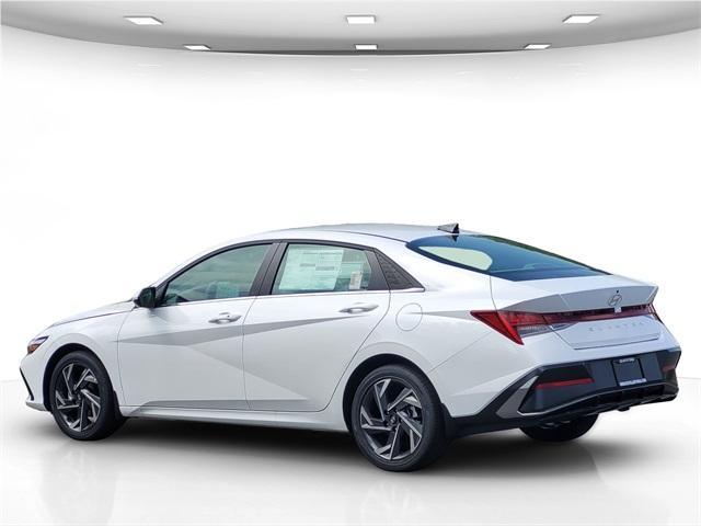Photo of 2025 White Hyundai ELANTRA