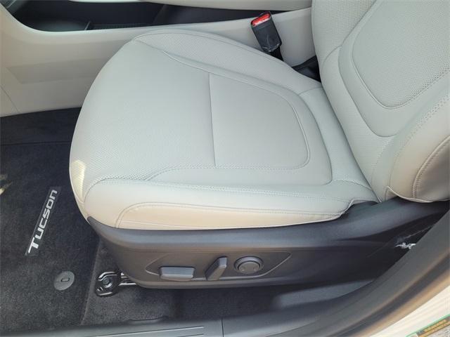 Photo of 2025 Pearl Hyundai TUCSON Hybrid