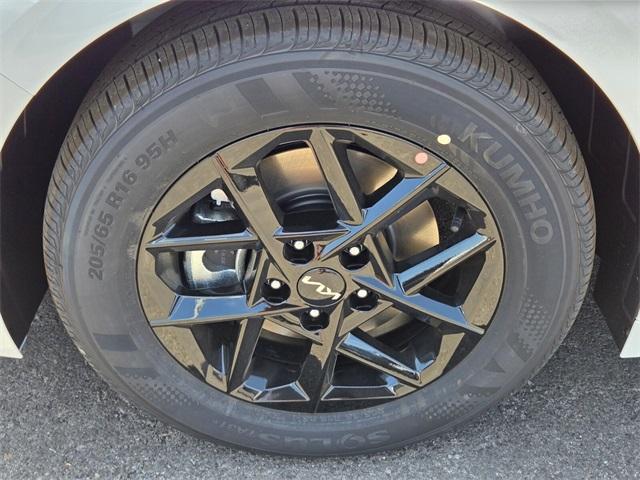 Photo of 2025 Snow White Pearl Kia K5