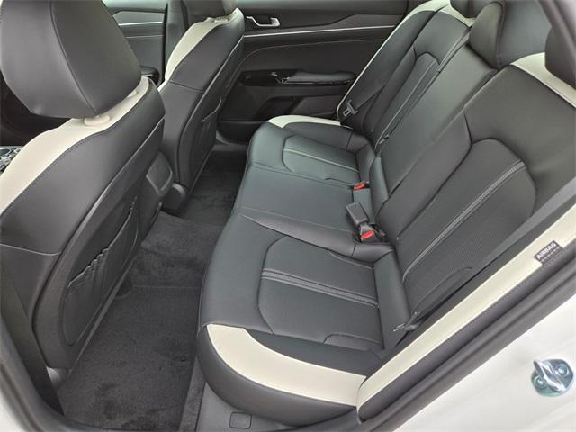 Photo of 2026 Snow White Pearl Kia K5