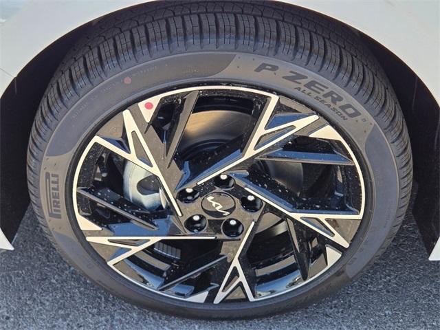 Photo of 2025 Snow White Pearl Kia K5